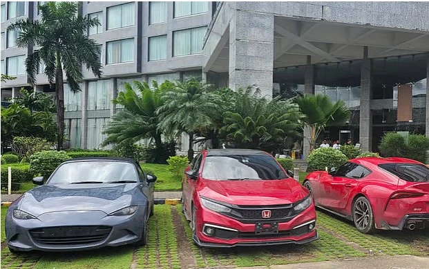 কক্সবাজারে হোটেলের পার্কিংয়ে লুকানো কোটি টাকার বিলাসবহুল তিনটি গাড়ি! (ভিডিও)